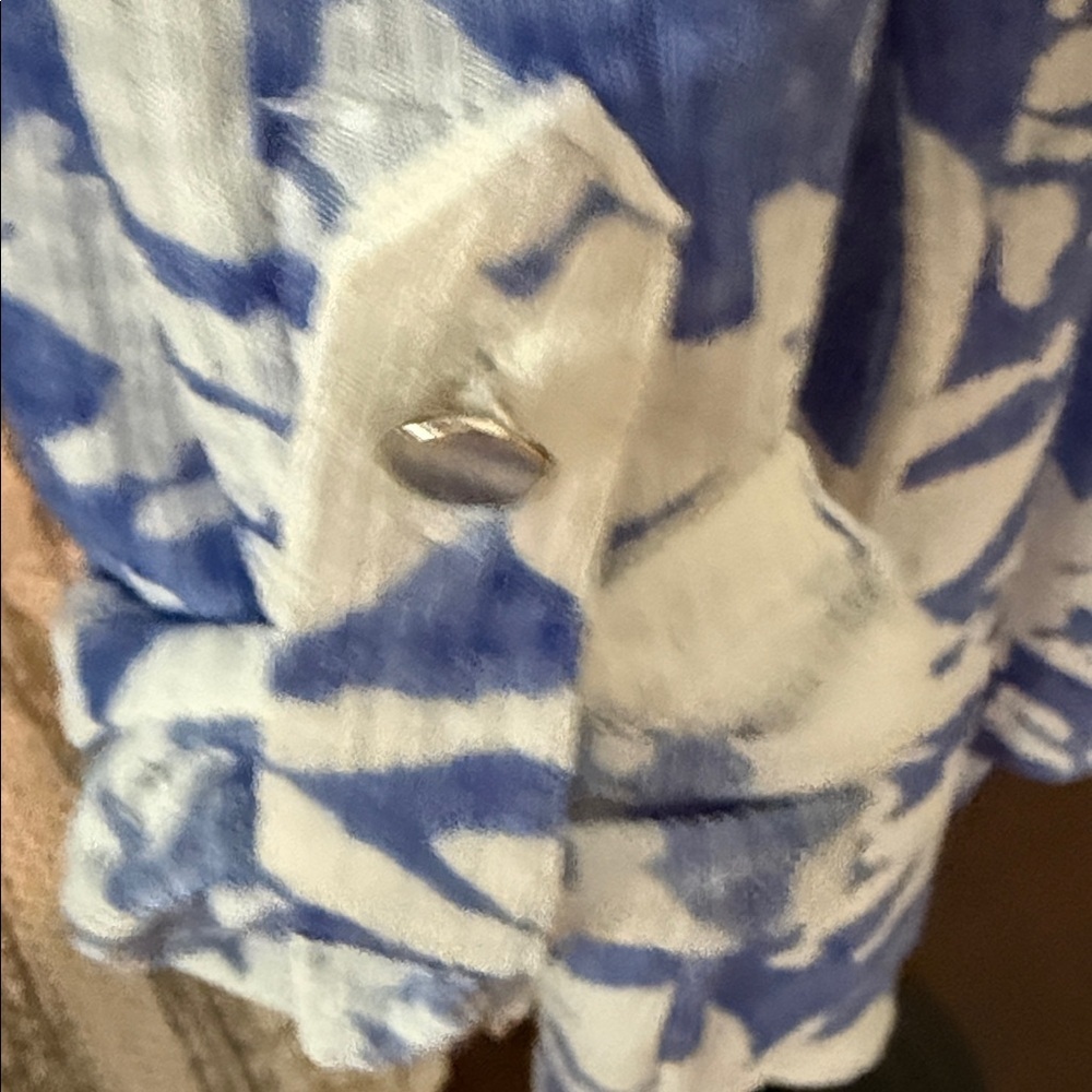 Elegant Blue and White Floral Blouse - Picture 4 of 4